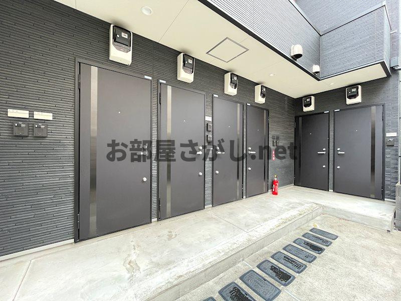 プランドールTC東長崎【木目調でシックなコンパクトアパート／11月下旬入居可】のエントランス