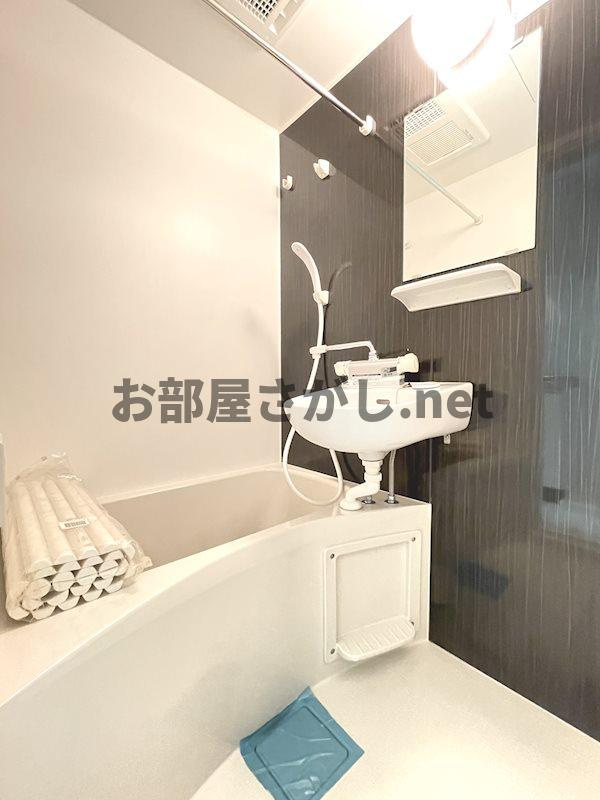 プランドールTC東長崎【木目調でシックなコンパクトアパート／11月下旬入居可】の浴室