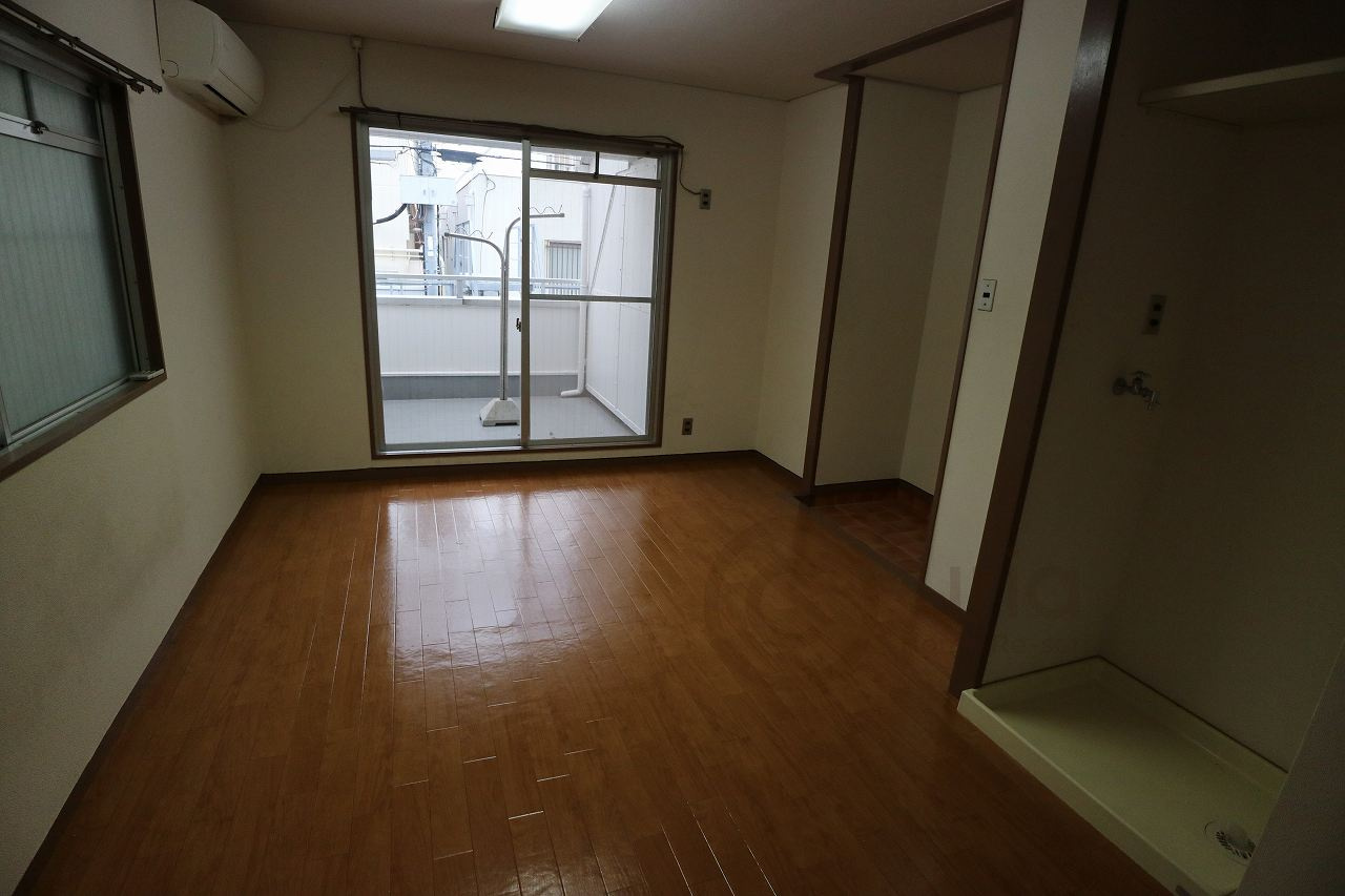 松井ビルの洋室