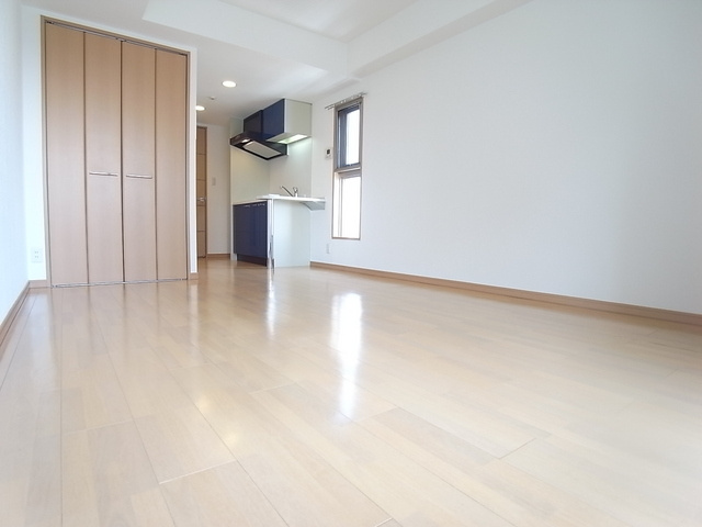 カスタリア三宮の居間・リビング