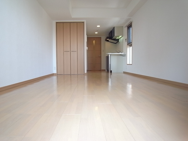 カスタリア三宮の居間・リビング