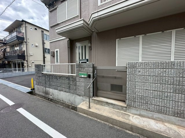 住吉宮町3丁目貸戸建の駐車場