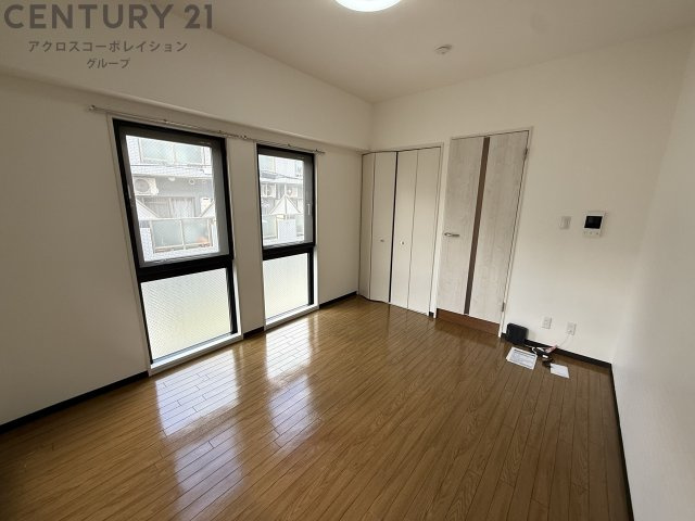 出窓もついて明るいお部屋です。
