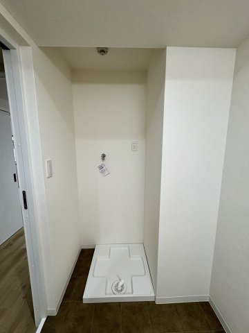 【ランドリースペース】 | ロマネスク西公園 | 洗濯機置き場の上部のスペースには洗剤等を置く棚の設置がおすすめです