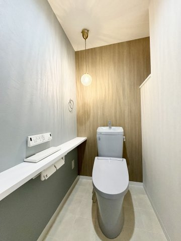 【トイレ】 | ロマネスク西公園 | おしゃれな個室のような雰囲気のトイレ。側面上部には収納としても使える空間あり
