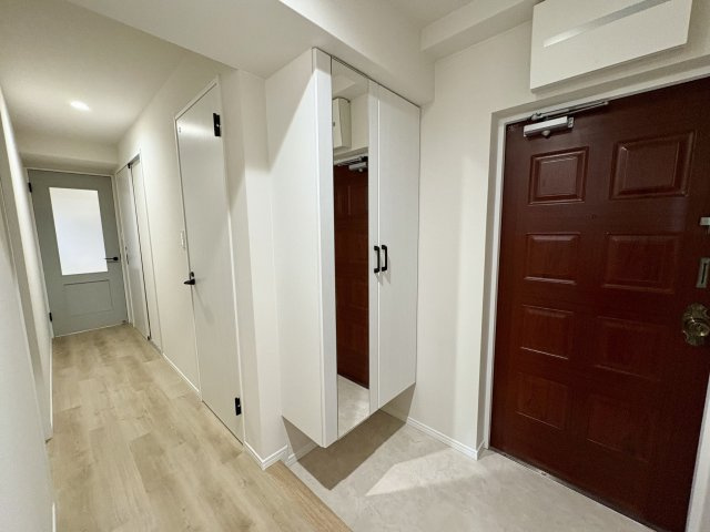 【玄関】 | ロマネスク西公園 | 玄関には収能力の高いシューズボックスと姿見までセットされています