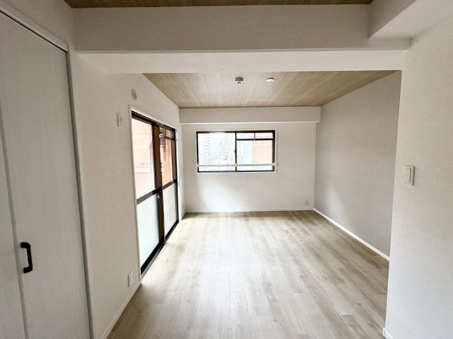 【洋室】 | ロマネスク西公園 | 9.6帖の洋室。専用のバルコニー付きの明るいお部屋です