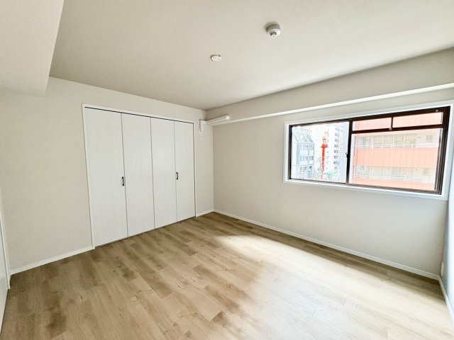 【洋室】 | ロマネスク西公園 | 6.7帖の洋室。収納スペースがたっぷりあるので、部屋を広々と使えてストレスなく過ごせます