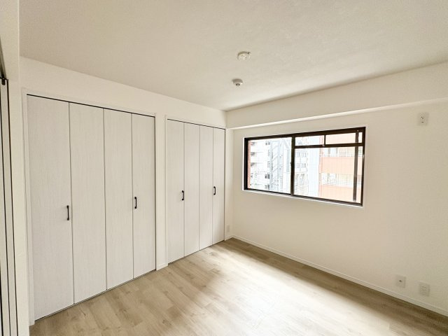 【洋室】 | ロマネスク西公園 | 4.8帖の洋室。コンパクトですが大容量の収納を備えており、2面採光で明るく快適なお部屋です