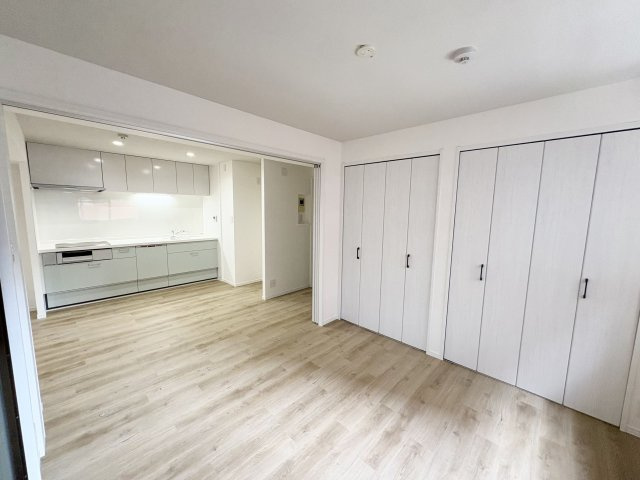 【洋室】 | ロマネスク西公園 | リビングとは引き戸でフラットにつながっているので開け放して広く使うこともできます