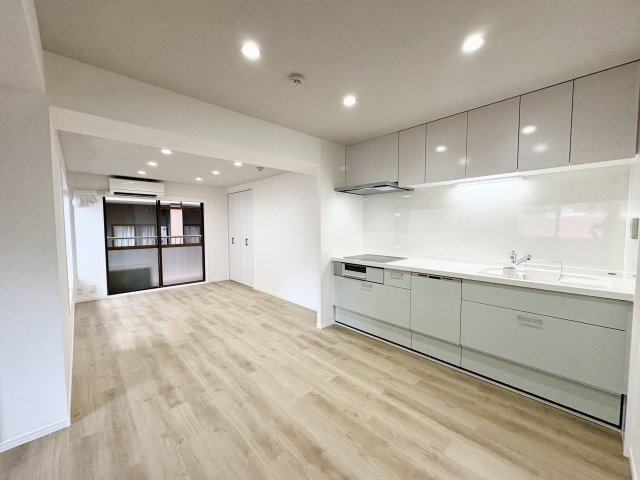 【居間・リビング】 | ロマネスク西公園 | 壁面キッチンなのでリビングをスッキリ見渡すことができ、空間を効率的に活用できます