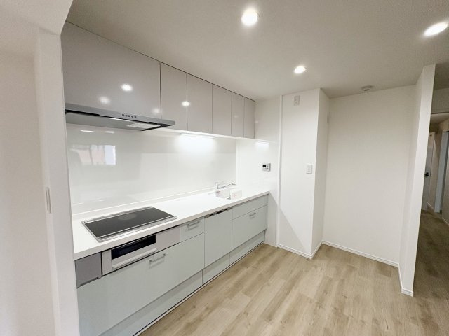 【キッチン】 | ロマネスク西公園 | 引き出しや吊戸棚など収納が充実しているので食品ストックやキッチン用品をすっきりしまっておけます