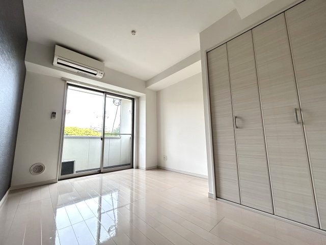 光がよく入る、明るい雰囲気のある寝室★