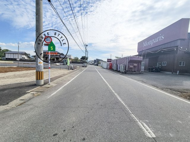 上益城郡御船町大字小坂第1-2棟（5号棟）　の前面道路含む現地写真|前面道路は閑静な住宅地をはしる車通りの少ない道路。お車の出し入れが苦手なママや小さなお子様にも安心ですね。しっかり舗装もされているので、ベビーカーや自転車で通っても快適に通行できます。