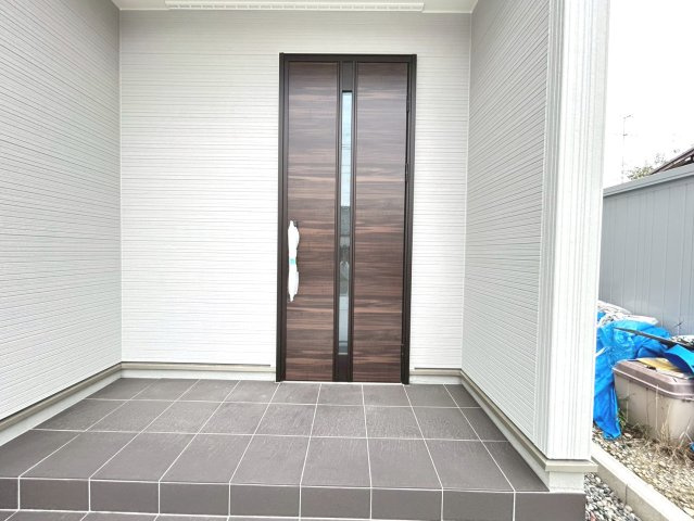 リーブルガーデン　一宮市木曽川町玉ノ井第9　全5区画分譲の玄関|【ピッキング防止機能付き玄関ドア錠】玄関ドアの鍵は上下に２つあり、内側の下段は脱着サムターンキー。
鍵を不正に開錠されても、もう１つの鍵でピッキングを防ぎます。防犯性の高い仕様になっています。