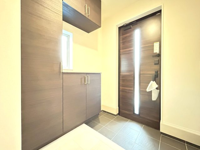 リーブルガーデン　一宮市木曽川町玉ノ井第9　全5区画分譲の玄関|大容量のシューズ収納付きで玄関周りもすっきり！玄関ドアからの光が玄関ホールを明るくしてくれます。