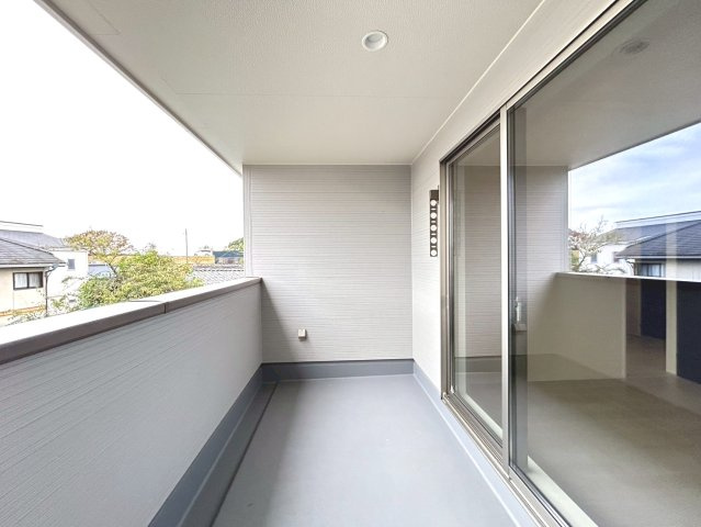 リーブルガーデン　一宮市木曽川町玉ノ井第9　全5区画分譲のバルコニー|バルコニーは南向きで洗濯物もよく乾きます！強度と表面積硬度を持つFPRで防水しています。