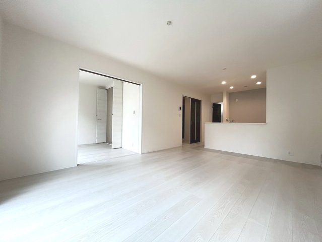 リーブルガーデン　一宮市木曽川町玉ノ井第9　全5区画分譲の居間・リビング|明るい日差しをふんだんに取り込んだリビングダイニングは家族の笑顔につつまれた素敵な空間になります。
一建設の家は精度が高く丈夫な工法を採用し、「住宅トップランナー基準」に対応しています。