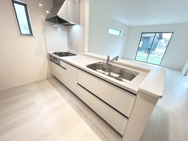 リーブルガーデン　一宮市木曽川町玉ノ井第9　全5区画分譲のキッチン|機能的で手入れがしやすいシステムキッチンでお掃除も楽々。蛇口は浄水器内蔵型で節湯CI対応水栓です。　
人造大理石カウンターやキッチンパネルなど明るくきれいにお使いいただけます。