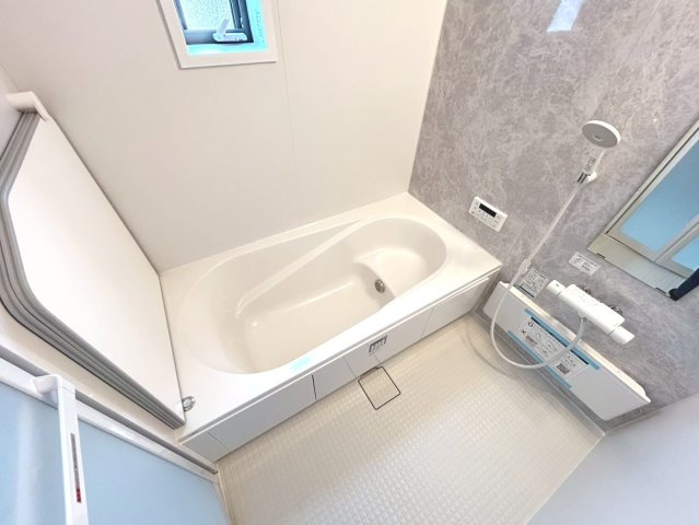 リーブルガーデン　一宮市木曽川町玉ノ井第9　全5区画分譲の浴室|明るく清潔感がある浴室。浴槽は環境にやさしい節水タイプ。浴槽内ステップで半身浴、親子入浴も安心です。
洗い場の床は乾きやすく滑りにくい快適仕様、水はけが良くカビの発生を軽減できます。
