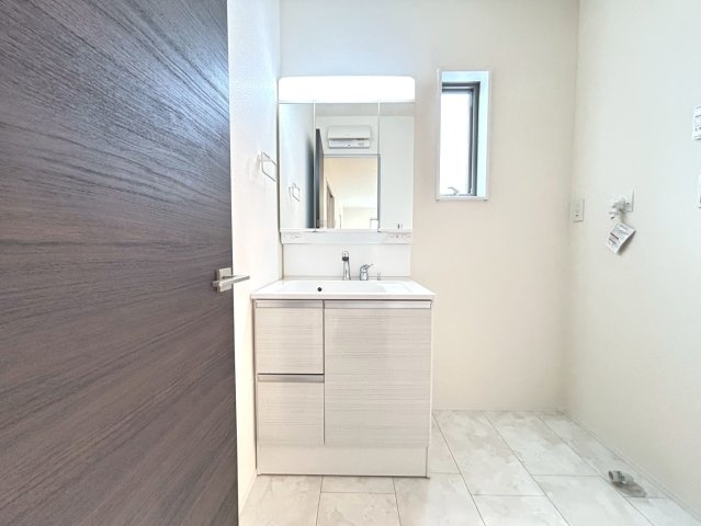 リーブルガーデン　一宮市木曽川町玉ノ井第9　全5区画分譲の独立洗面台|洗面化粧台 幅 750mm、軽く割れにくい洗面ボールと場所をとらないコンパクト設計の本体キャビネットです。
ミラー扉の内側は全て収納スペースです。リフトアップシャワーを採用し両手が自由に使えます