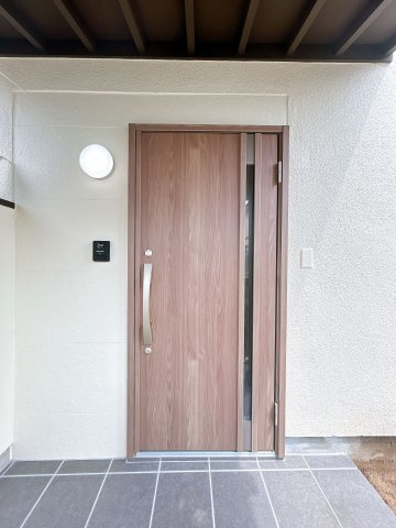 【玄関】 | 筑紫野市大字山家　戸建て | 玄関は家の顔なので、おしゃれな木目調の新品ドアに交換しました