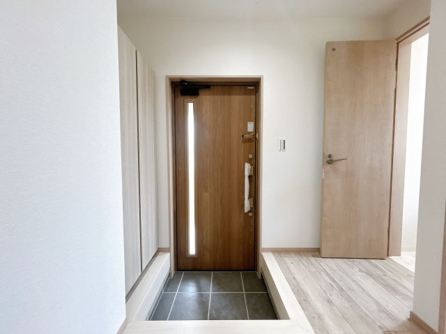 【玄関】 | 筑紫野市大字山家　戸建て | 玄関の横にトイレと洗面所があるのでスムーズにただいま手洗いができます