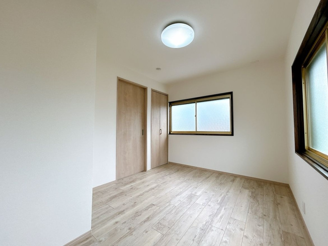 【洋室】 | 筑紫野市大字山家　戸建て | 2階西側の洋室。2面窓から室内に多く光を取り入れており、景色も広く見えるので開放感があります