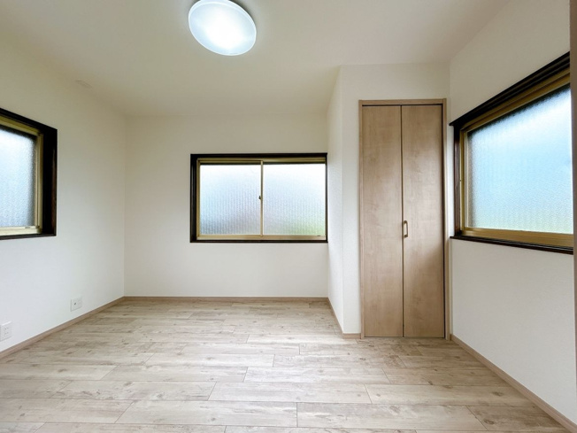 【洋室】 | 筑紫野市大字山家　戸建て | 2階東側の洋室。2階のお部屋はどちらも採光面が多くて明るく、収納完備で快適に過ごせます