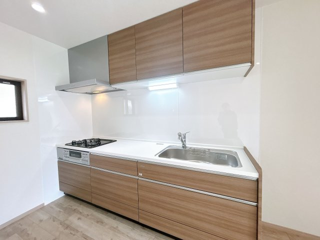 【キッチン】 | 筑紫野市大字山家　戸建て | 壁付タイプのシンプルで機能的なキッチンです。窓があるので手元が明るく換気もしやすいです