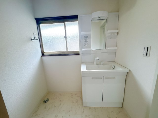 【独立洗面台】 | 筑紫野市大字山家　戸建て | 鏡の両サイドと下部が収納になっている洗面台です。大きな窓があるので湿気をこもらせず結露やカビ対策に