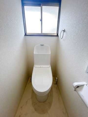 【トイレ】 | 筑紫野市大字山家　戸建て | いつも綺麗に清潔に！ウォッシュレット付きトイレです。窓も付いてるので空気の入れ替えも楽にできます