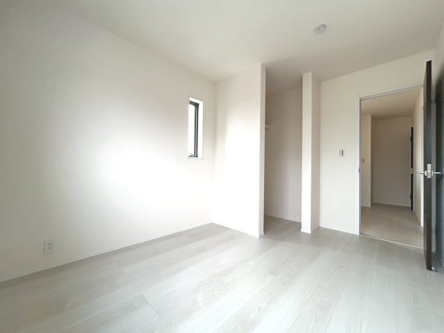 【商談中】リーブルガーデン　一宮市木曽川町玉ノ井第9　全5区画分譲の洋室|全居室にたっぷり収納できる大型クローゼット、居室部分の窓ガラスには間に空気層を設けたペアガラスを採用。
高い断熱性と共にガラス面の結露対策にも効果を発揮します。