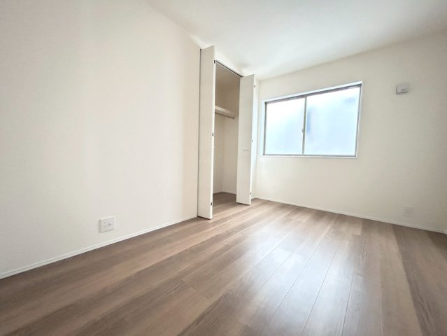 【商談中】リーブルガーデン　一宮市木曽川町玉ノ井第9　全5区画分譲の洋室|全居室にたっぷり収納できる大型クローゼット、居室部分の窓ガラスには間に空気層を設けたペアガラスを採用。
高い断熱性と共にガラス面の結露対策にも効果を発揮します。