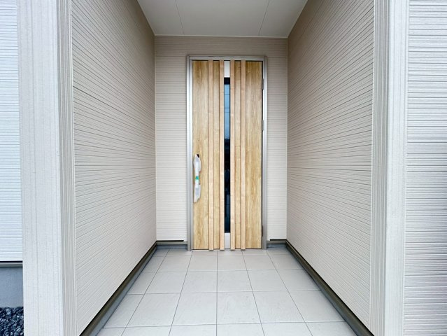 【商談中】リーブルガーデン　一宮市木曽川町玉ノ井第9　全5区画分譲の玄関|【ピッキング防止機能付き玄関ドア錠】玄関ドアの鍵は上下に２つあり、内側の下段は脱着サムターンキー。
鍵を不正に開錠されても、もう１つの鍵でピッキングを防ぎます。防犯性の高い仕様になっています。