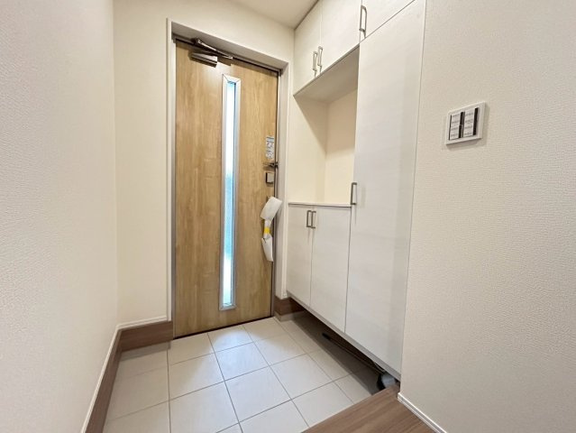 【商談中】リーブルガーデン　一宮市木曽川町玉ノ井第9　全5区画分譲の玄関|大容量のシューズ収納付きで玄関周りもすっきり！玄関ドアからの光が玄関ホールを明るくしてくれます。