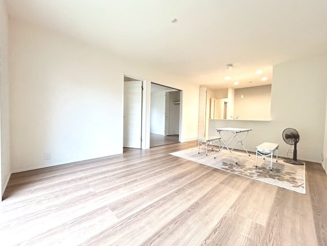 【商談中】リーブルガーデン　一宮市木曽川町玉ノ井第9　全5区画分譲の居間・リビング|明るい日差しをふんだんに取り込んだリビングダイニングは家族の笑顔につつまれた素敵な空間になります。
一建設の家は精度が高く丈夫な工法を採用し、「住宅トップランナー基準」に対応しています。