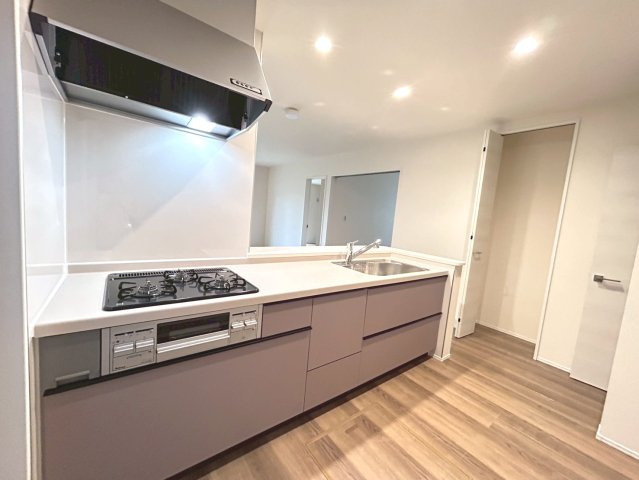 【商談中】リーブルガーデン　一宮市木曽川町玉ノ井第9　全5区画分譲のキッチン|機能的で手入れがしやすいシステムキッチンでお掃除も楽々。蛇口は浄水器内蔵型で節湯CI対応水栓です。　
人造大理石カウンターやキッチンパネルなど明るくきれいにお使いいただけます。