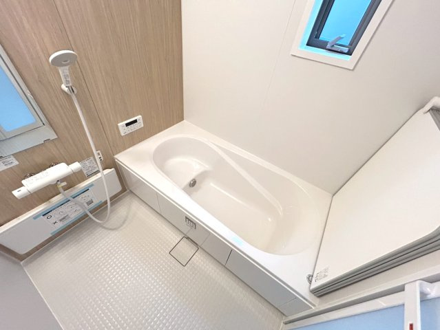 【商談中】リーブルガーデン　一宮市木曽川町玉ノ井第9　全5区画分譲の浴室|明るく清潔感がある浴室。浴槽は環境にやさしい節水タイプ。浴槽内ステップで半身浴、親子入浴も安心です。
洗い場の床は乾きやすく滑りにくい快適仕様、水はけが良くカビの発生を軽減できます。
