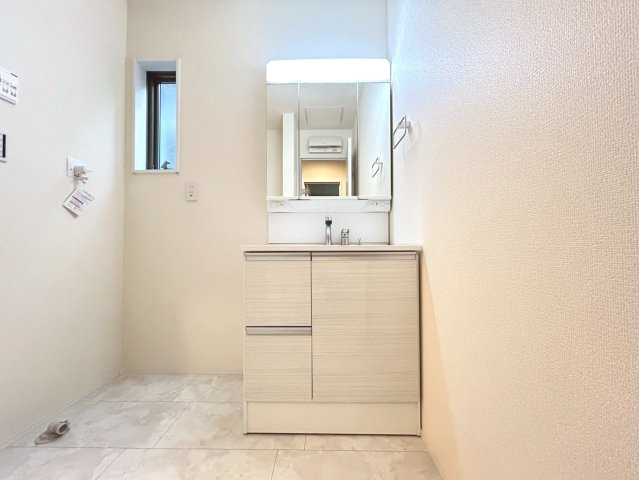 【商談中】リーブルガーデン　一宮市木曽川町玉ノ井第9　全5区画分譲の独立洗面台|洗面化粧台 幅 750mm、軽く割れにくい洗面ボールと場所をとらないコンパクト設計の本体キャビネットです。
ミラー扉の内側は全て収納スペースです。リフトアップシャワーを採用し両手が自由に使えます