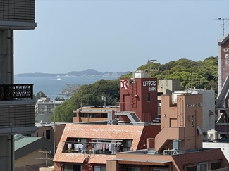 【展望】 | 北側バルコニーからは、西公園と博多湾が見えます。どちらも豊かな自然を楽しめる素敵な眺望です