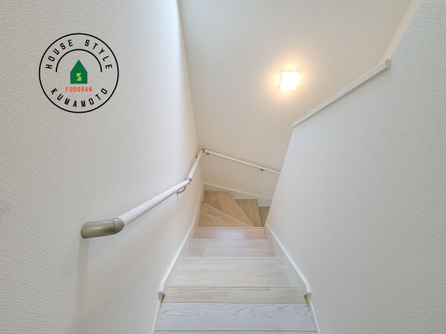 熊本市南区御幸西2丁目第4-3棟（4号棟）　の内装|＜手すり付階段＞手すりがないと階段の昇り降りで危険なことはもちろん、壁に手をつきながら歩くことで壁紙が汚れやすくなります。すべての方に快適に昇り降りしていただくため、手すりを設置しました。
