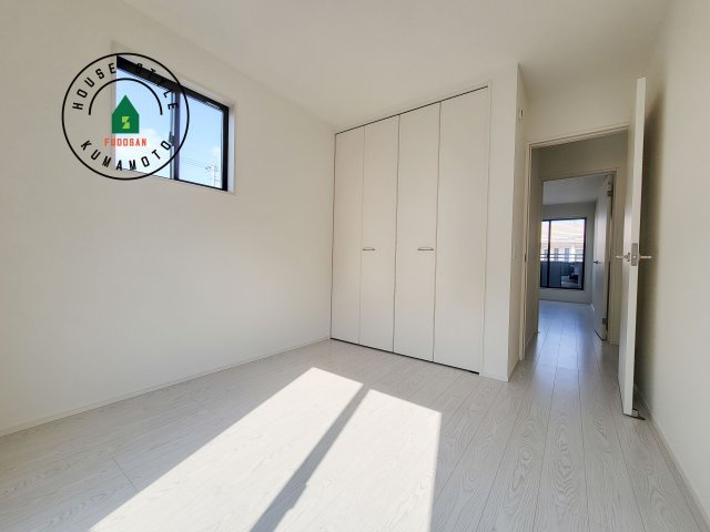 熊本市南区御幸西2丁目第4-3棟（4号棟）　の洋室|柔らかい陽光が差し込む明るいお部屋を演出する設計。彩光の取れる窓が気持ちの良いお部屋を創り上げます。