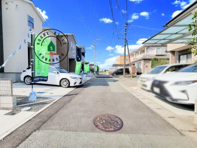 熊本市南区御幸西2丁目第4-3棟（4号棟）　の前面道路含む現地写真|前面道路は閑静な住宅地をはしる車通りの少ない道路。お車の出し入れが苦手なママや小さなお子様にも安心ですね。しっかり舗装もされているので、ベビーカーや自転車で通っても快適に通行できます。