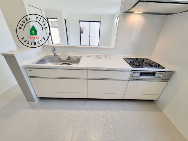 熊本市南区御幸西2丁目第4-3棟（4号棟）　のキッチン|ご家族を近くに感じられる対面キッチンのLDK。会話もはずみそうですね。