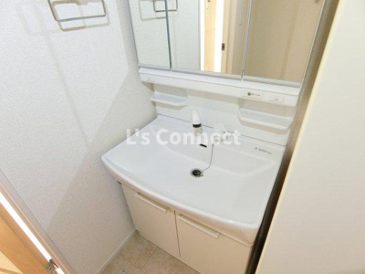 【洗面所】 | カーサ　ステッラⅤ | 朝の支度もスムーズな独立洗面台。