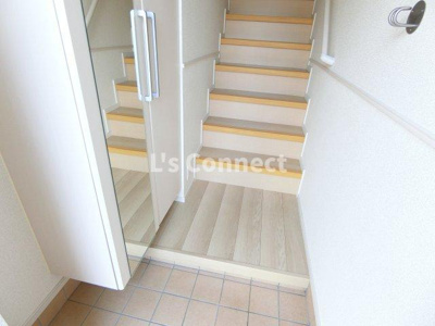 【玄関】 | カーサ　ステッラⅤ | 背の高い下駄箱には鏡付きで身だしなみチェック。