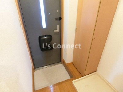 【玄関】 | ドミトリー旭Ｂ | 背の高い下駄箱で靴も収納できます。