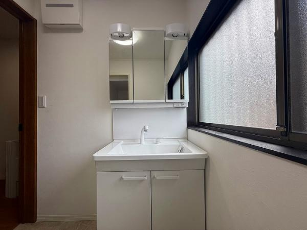 宇都宮市江曽島町　4ＬＤＫ　中古住宅の独立洗面台|「洗面室」洗面台新品交換済み