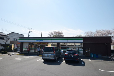 ファミリーマート中白根店 57m